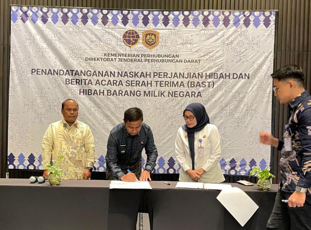 Tingkatkan Akses Pendidikan, Bupati Kampar Tandatangani NPHD Hibah Bus Sekolah dari Kemenhub RI