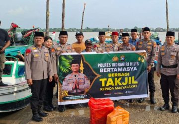 Eratkan Silaturahmi, Polres Inhil Bagikan Takjil untuk Penumpang di Pelabuhan Kuala Enok