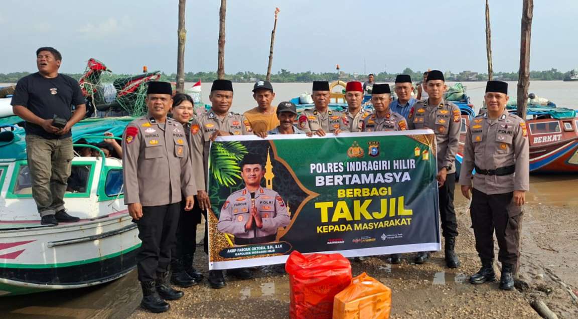 Eratkan Silaturahmi, Polres Inhil Bagikan Takjil untuk Penumpang di Pelabuhan Kuala Enok