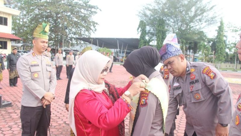 Junjung Kearifan Lokal, Polres Bengkalis Resmikan Penggunaan Tanjak dan Selempang
