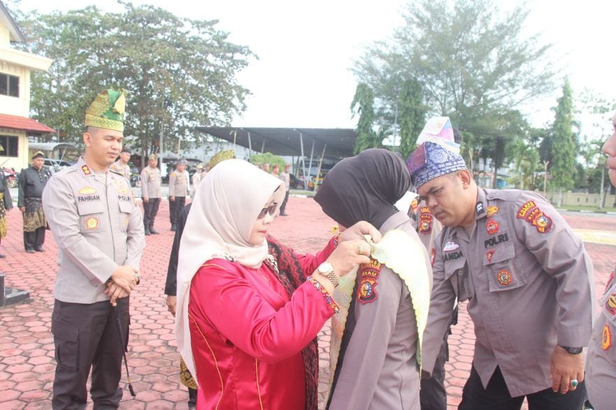 Junjung Kearifan Lokal, Polres Bengkalis Resmikan Penggunaan Tanjak dan Selempang