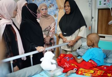 Kunjungan Kemanusiaan, Plt Ketua TP PKK dan Ketua DWP Riau Jenguk Anak Gizi Buruk di RSUD Arifin Achmad