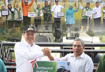 Bupati Serahkan Combine Harvester ke Kelompok Tani Ayek Putih Muara Enim