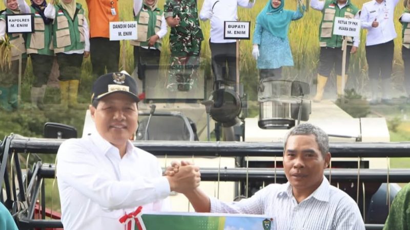 Bupati Serahkan Combine Harvester ke Kelompok Tani Ayek Putih Muara Enim