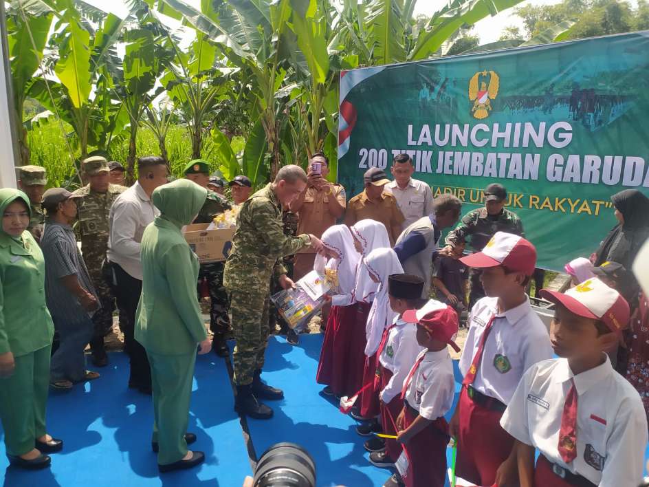 Pangdam V/Brawijaya Dampingi Presiden Prabowo Resmikan Jembatan Perintis Garuda di Nganjuk