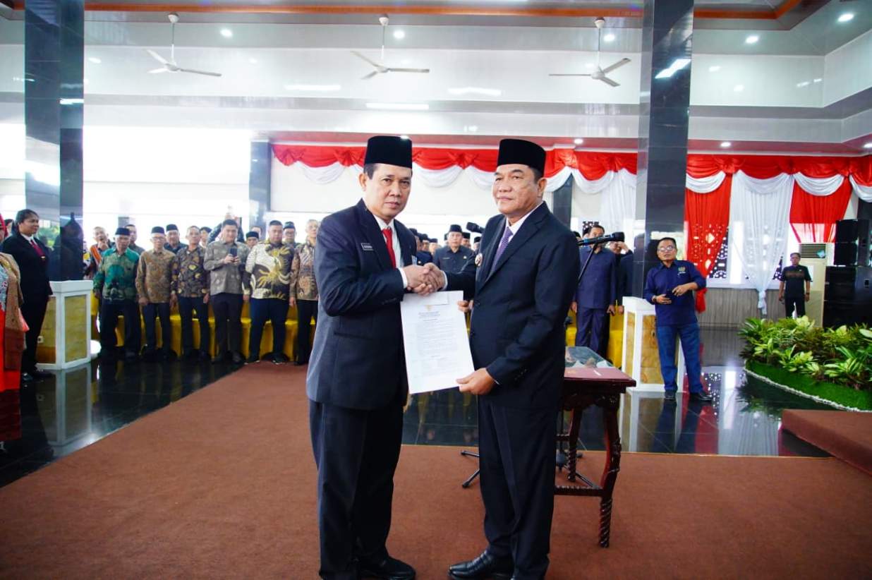 Bupati M Toha Tohet Lantik Sekda, Pejabat Administrator dan Pejabat Fungsional serta Kepala Sekolah