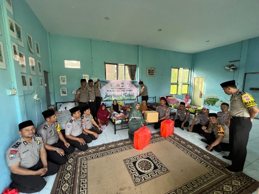 Berbagi Kehangatan Ramadhan, Polsek Batang Tuaka Santuni Lansia di Panti Pondok Bhakti