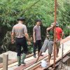 Cegah Kecelakaan, Polres Muara Enim Perbaiki Jembatan Penghubung Desa Karang Raja