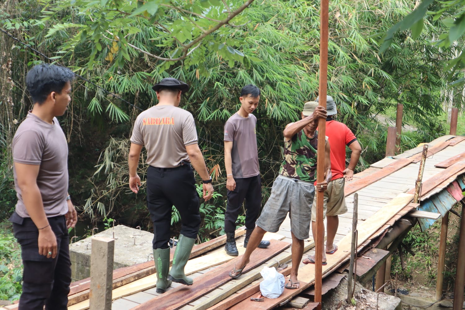 Cegah Kecelakaan, Polres Muara Enim Perbaiki Jembatan Penghubung Desa Karang Raja