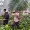 Dedikasi Tanpa Batas, Personel Polsek Tempuling Lakukan Pendinginan Karhutla di Tengah Ibadah Puasa