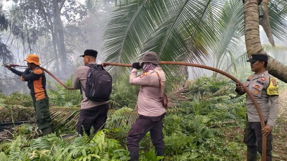 Dedikasi Tanpa Batas, Personel Polsek Tempuling Lakukan Pendinginan Karhutla di Tengah Ibadah Puasa