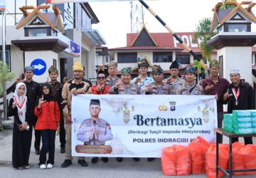 Polres Indragiri Hilir Berbagi Takjil Ramadhan kepada Masyarakat di Tembilahan