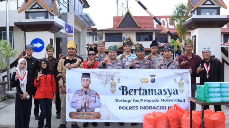 Polres Indragiri Hilir Berbagi Takjil Ramadhan kepada Masyarakat di Tembilahan