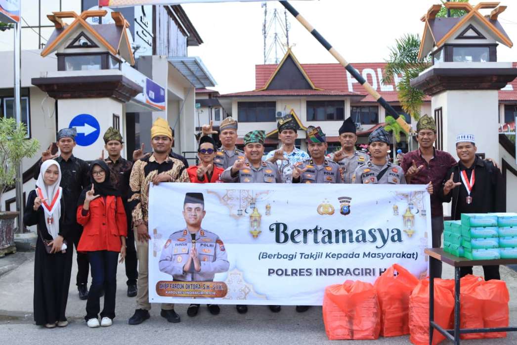 Polres Indragiri Hilir Berbagi Takjil Ramadhan kepada Masyarakat di Tembilahan