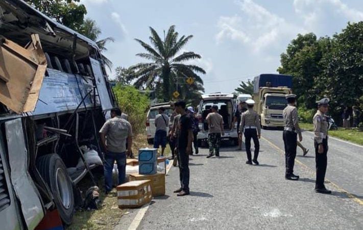 Laka Maut di Lintas Timur Pelalawan: Bus PMH Hantam Truk Saat Menyalip, 4 Penumpang Tewas