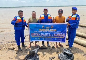 Satpolairud Polres Indragiri Hilir Laksanakan Program JALUR Bersih Pantai/Sungai di Parit 20 Tembilahan