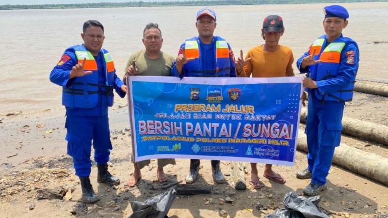 Satpolairud Polres Indragiri Hilir Laksanakan Program JALUR Bersih Pantai/Sungai di Parit 20 Tembilahan