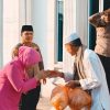 Eratkan Silaturahmi, Kapolsek Tempuling dan Bhayangkari Bagikan Takjil di Sungai Salak