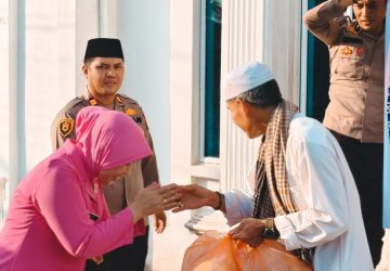 Eratkan Silaturahmi, Kapolsek Tempuling dan Bhayangkari Bagikan Takjil di Sungai Salak