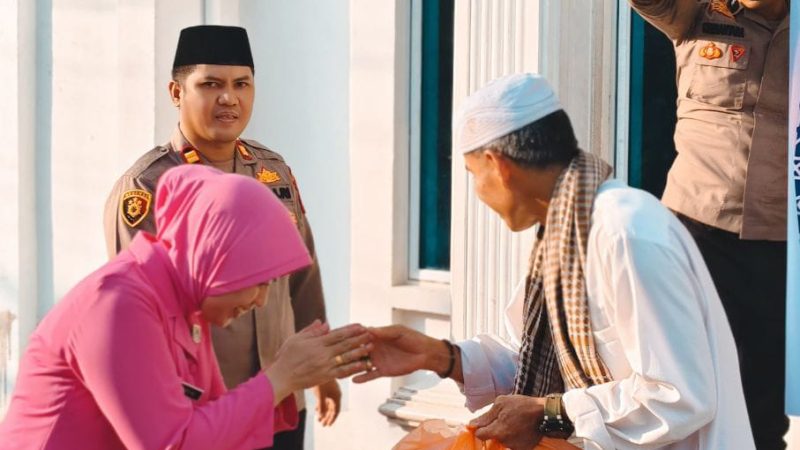 Eratkan Silaturahmi, Kapolsek Tempuling dan Bhayangkari Bagikan Takjil di Sungai Salak