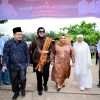 Bupati Bengkalis Dampingi Anggota DPR RI Dewi Juliani Serahkan Bantuan Sembako dan Pompanisasi di Kecamatan Pinggir