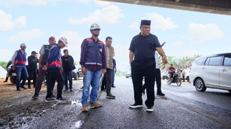 Gedor Pembangunan Infrastruktur, Plt Gubri SF Hariyanto Tinjau Perbaikan Jalan Sungai Sibam-Petapahan