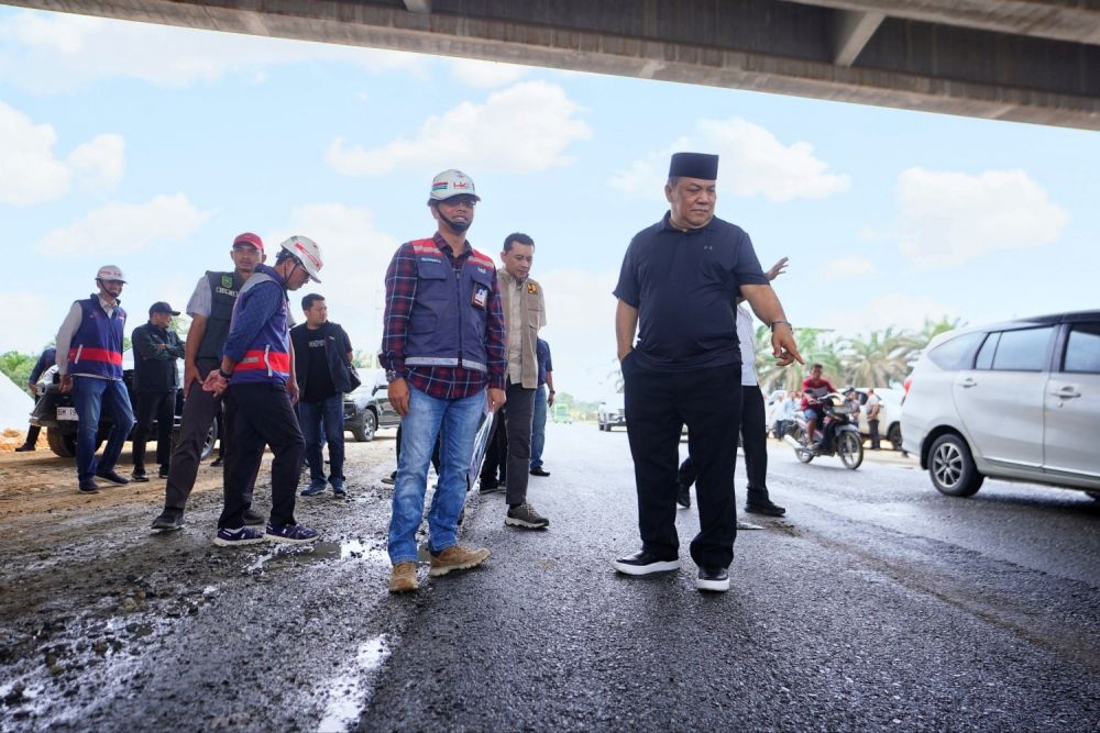 Gedor Pembangunan Infrastruktur, Plt Gubri SF Hariyanto Tinjau Perbaikan Jalan Sungai Sibam-Petapahan