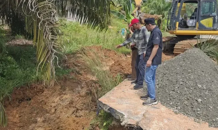 Gorong-gorong Roboh, Pemprov Riau Gerak Cepat Perbaiki Jalan Ruas Lipat Kain-Lubuk Agung