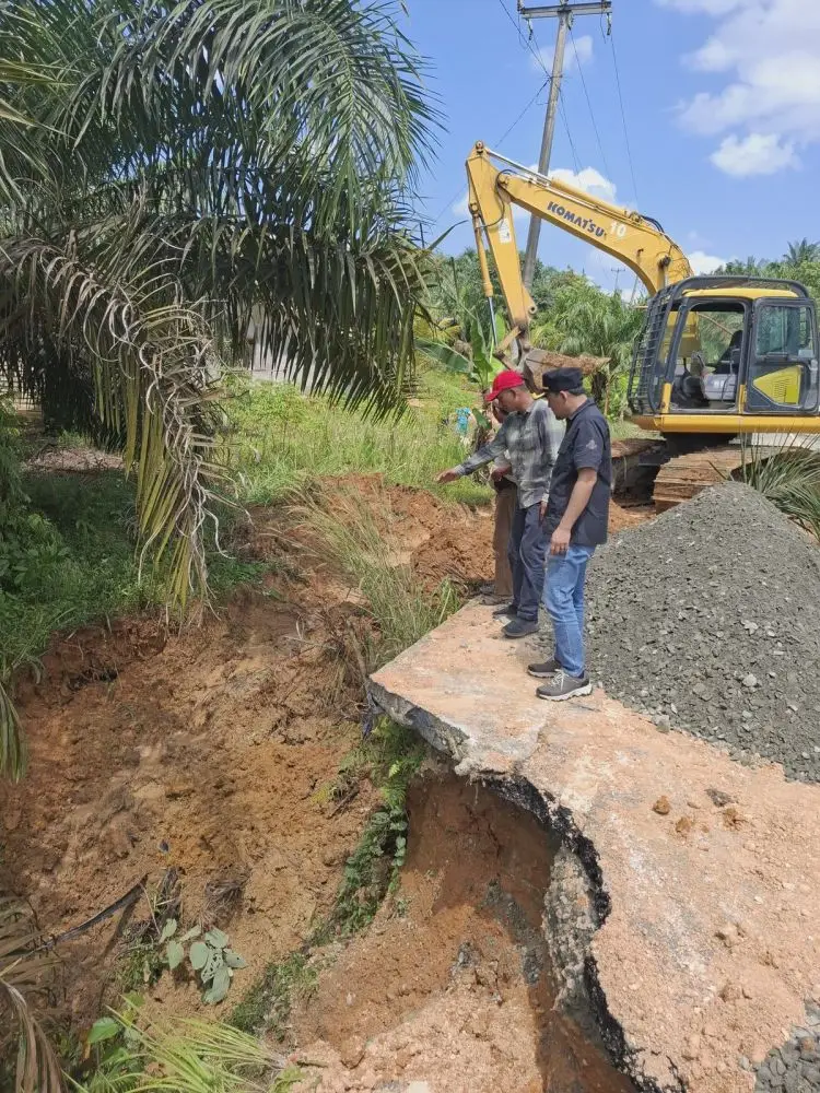 Gorong-gorong Roboh, Pemprov Riau Gerak Cepat Perbaiki Jalan Ruas Lipat Kain-Lubuk Agung