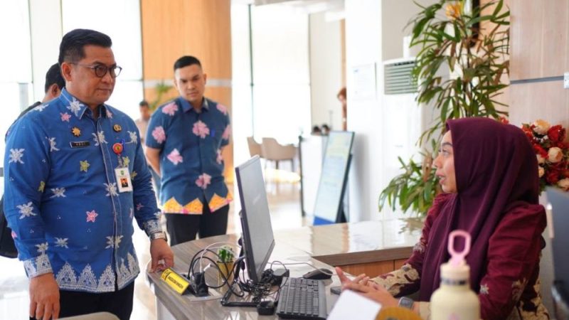 Tingkatkan Kualitas Layanan Publik, Sekda Riau Syahrial Abdi Gelar Sidak ke Sejumlah OPD