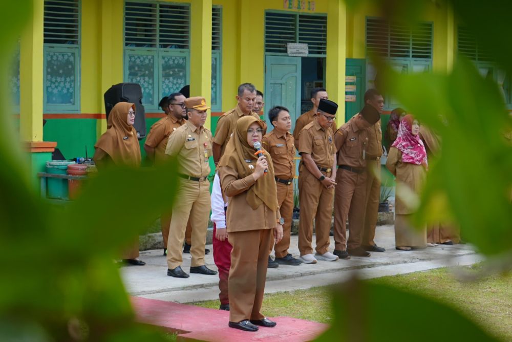 Bernostalgia di Sekolah Dasar, Bupati Siak Afni Zulkifli Beri Motivasi Siswa SDN 02 Kampung Dalam