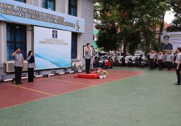 Semangat Baru Pasca Lebaran, Kakanwil Kemenkum Riau Beri Penghargaan Pegawai Teladan