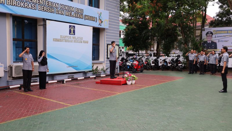 Semangat Baru Pasca Lebaran, Kakanwil Kemenkum Riau Beri Penghargaan Pegawai Teladan