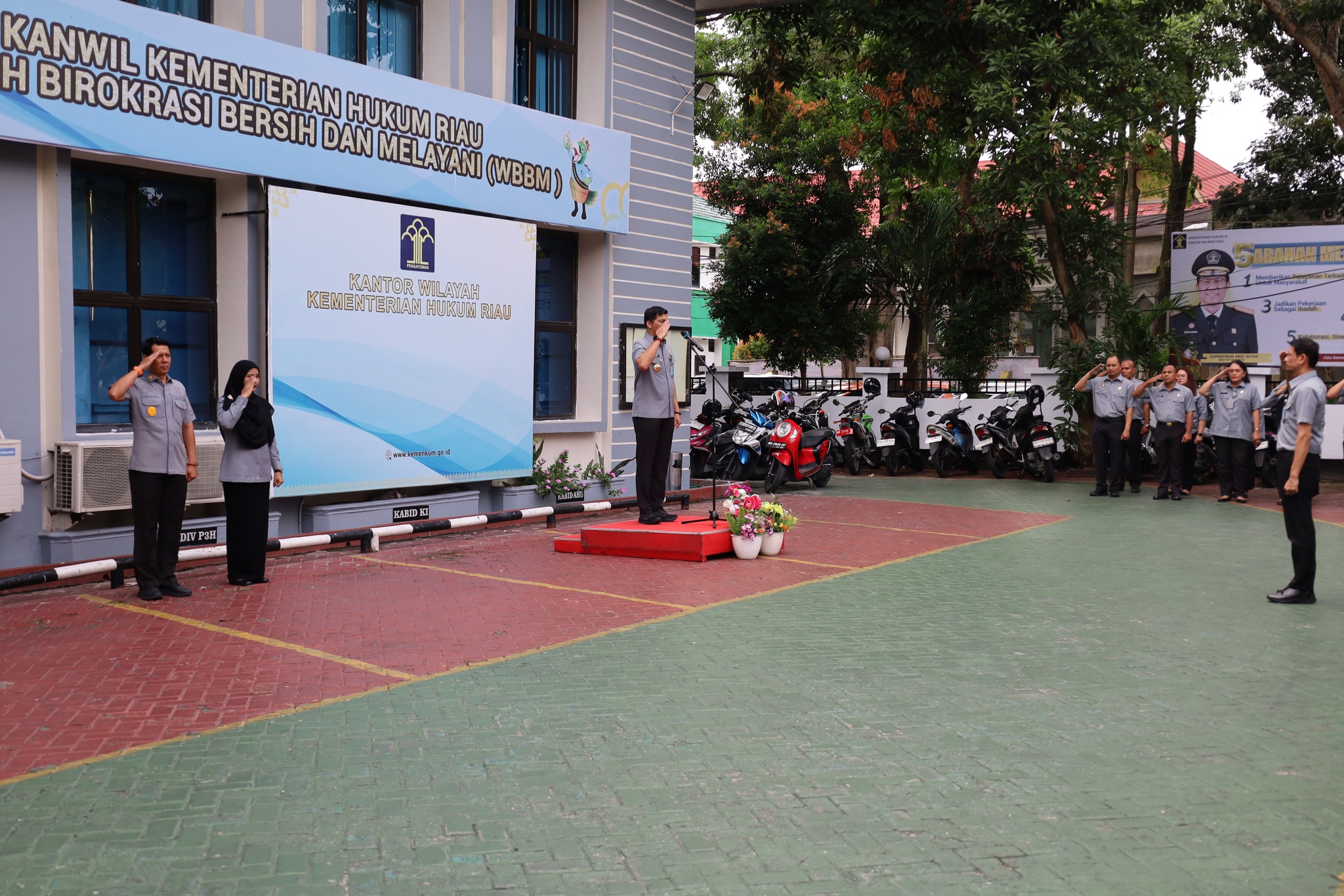 Semangat Baru Pasca Lebaran, Kakanwil Kemenkum Riau Beri Penghargaan Pegawai Teladan