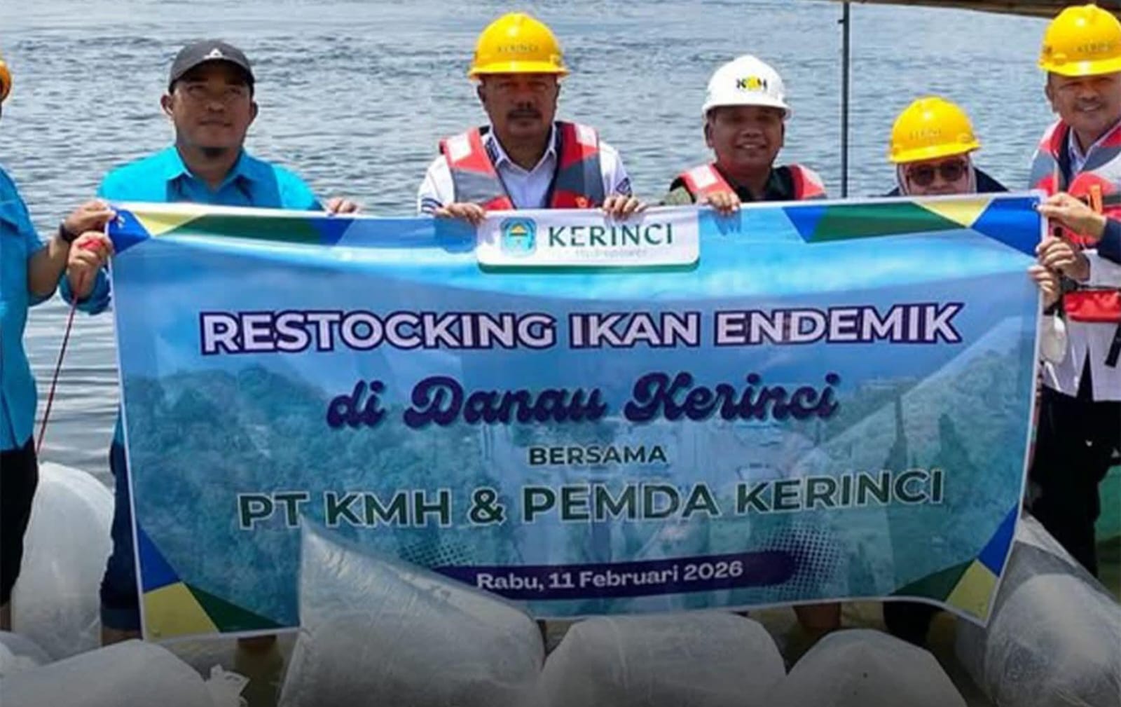 Jaga Ekosistem, PT KMH dan Pemkab Kerinci Tebar Ribuan Ikan Endemik di Danau Kerinci