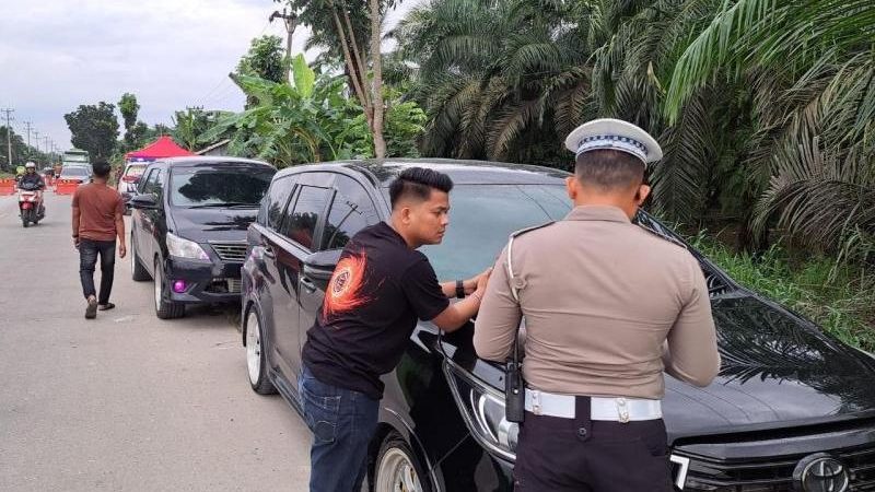 Antisipasi Banjir, BPJN Riau Lanjutkan Peninggian Jalintim KM 76 Pelalawan, Polantas Berlakukan Buka Tutup Jalan