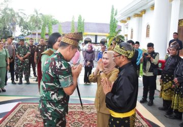 Kunjungi Negeri Junjungan, Bupati Kasmarni Sambut Pangdam XIX/Tuanku Tambusai dengan Prosesi Adat