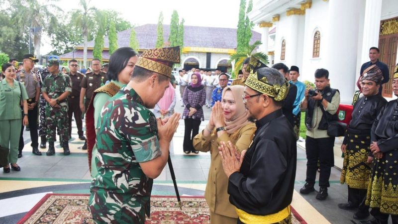 Kunjungi Negeri Junjungan, Bupati Kasmarni Sambut Pangdam XIX/Tuanku Tambusai dengan Prosesi Adat