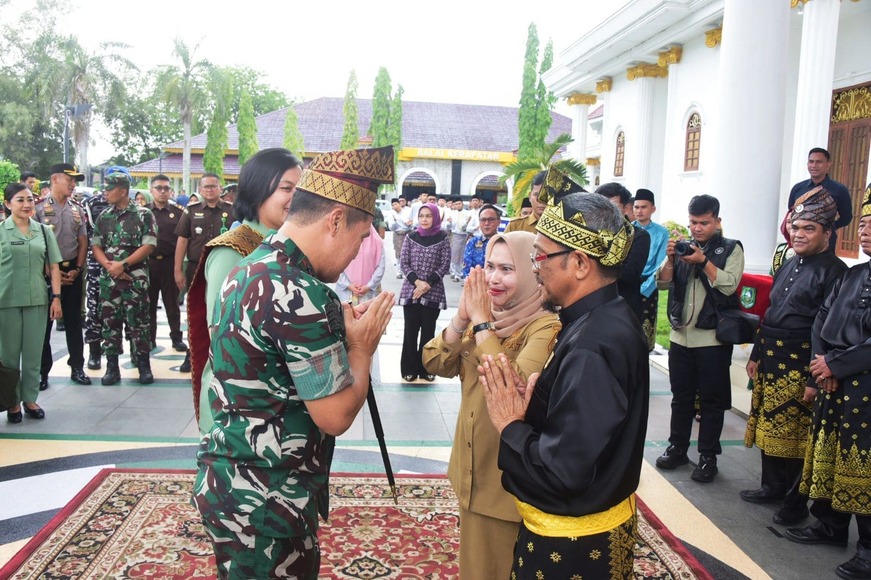 Kunjungi Negeri Junjungan, Bupati Kasmarni Sambut Pangdam XIX/Tuanku Tambusai dengan Prosesi Adat