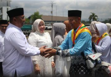 Bupati Rohul Lepas 191 JCH Kloter 8 di Bandara Tuanku Tambusai, Berikan Kebijakan Khusus bagi Keluarga