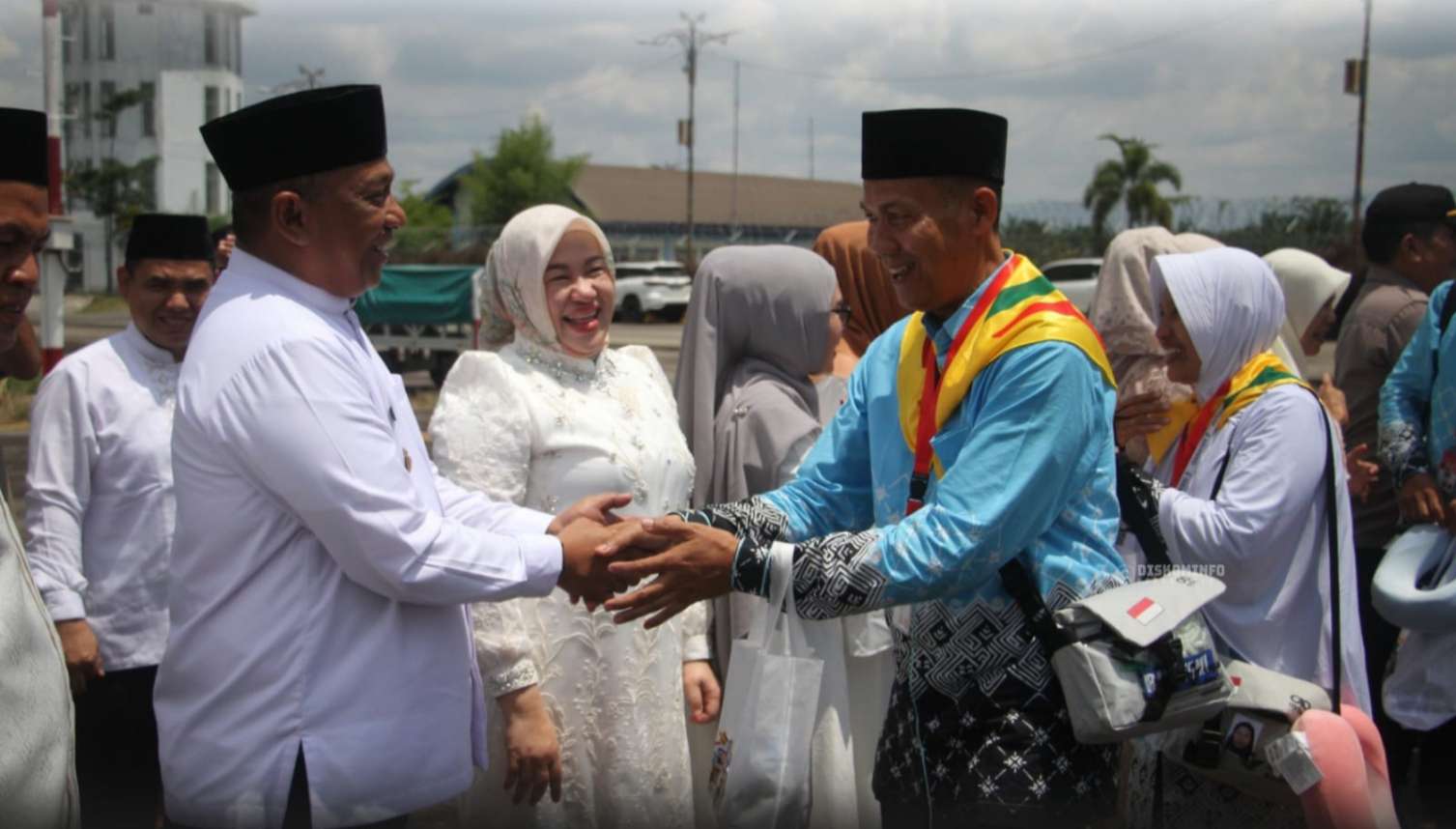 Bupati Rohul Lepas 191 JCH Kloter 8 di Bandara Tuanku Tambusai, Berikan Kebijakan Khusus bagi Keluarga