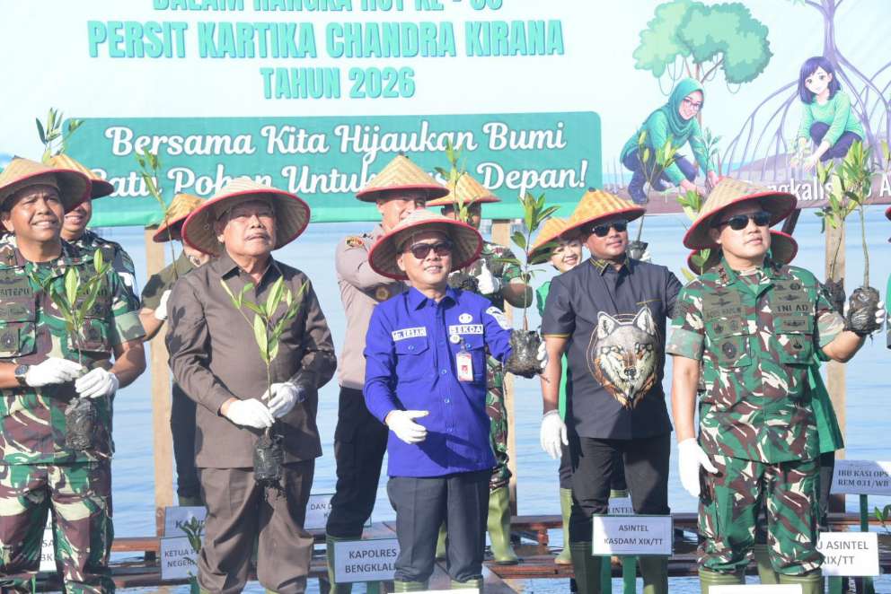 Peringati HUT ke-80 Persit, Sekda Bengkalis Dampingi Pangdam XIX/Tuanku Tambusai Tanam Mangrove di Perapat Tunggal