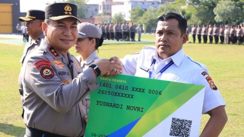 Tunjukkan Komitmen Nyata, Kapolda Riau Serahkan Kartu BPJS Ketenagakerjaan bagi 268 PPPK dan PHL