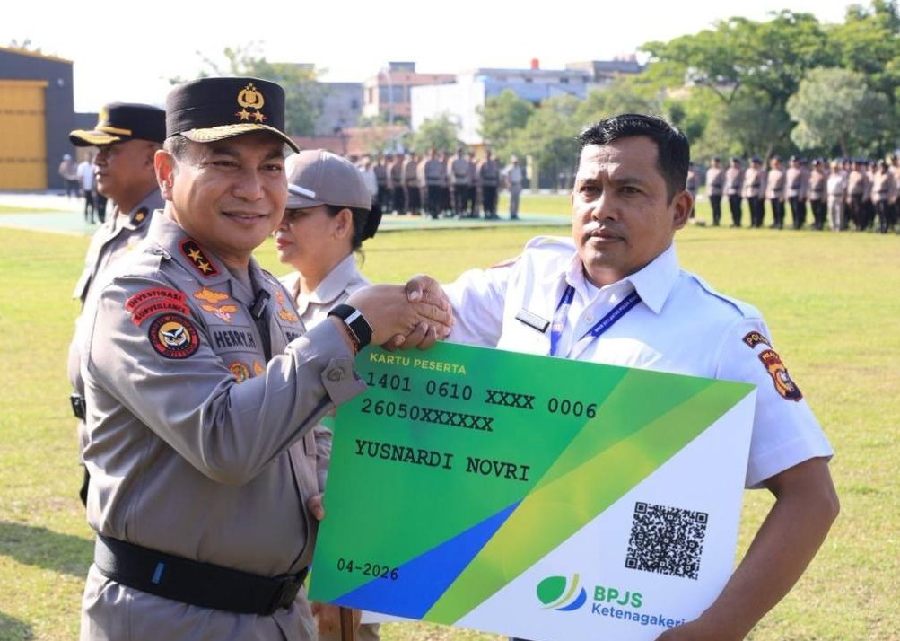 Tunjukkan Komitmen Nyata, Kapolda Riau Serahkan Kartu BPJS Ketenagakerjaan bagi 268 PPPK dan PHL