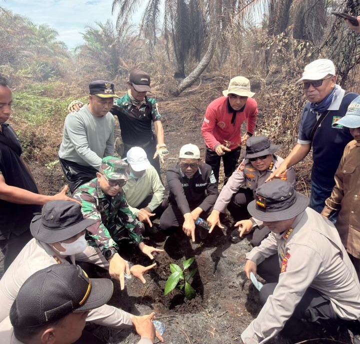 Pantau Langsung, Bupati Zukri Pastikan Penanganan Karhutla di Desa Gambut Mutiara Berjalan Optimal