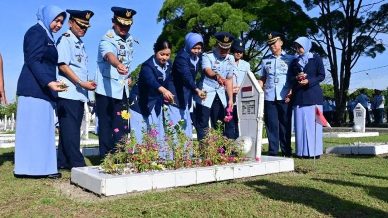 HUT ke-80 TNI AU, Lanud Rsn Gelar Ziarah Makam Pahlawan dan Anjangsana Sosial
