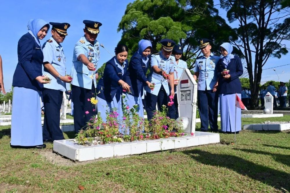 HUT ke-80 TNI AU, Lanud Roesmin Nurjadin Gelar Ziarah Makam Pahlawan dan Anjangsana Sosial