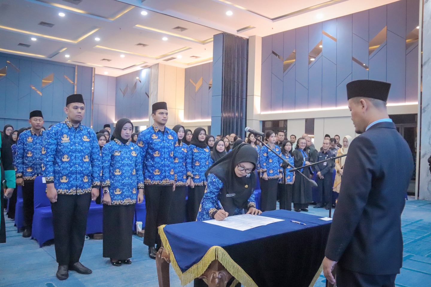 Wali Kota Agung Nugroho Lantik Ratusan PNS Formasi 2024: Seragam Ini Tanggung Jawab Besar