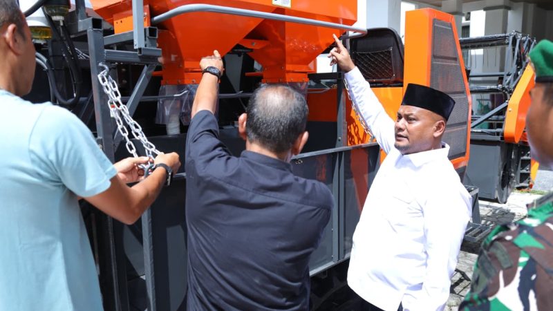 Modernisasi Pertanian Siak, Wabup Syamsurizal Serahkan Bantuan Mesin Panen Canggih di Bungaraya