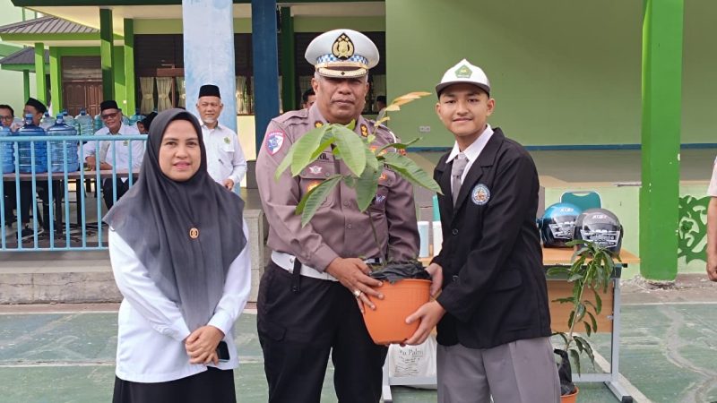 Sinergi Keselamatan dan Lingkungan, Ditlantas Polda Riau Gelar ‘Police Goes To School’ dan ‘Green Policing’ di MAN 1 Pekanbaru